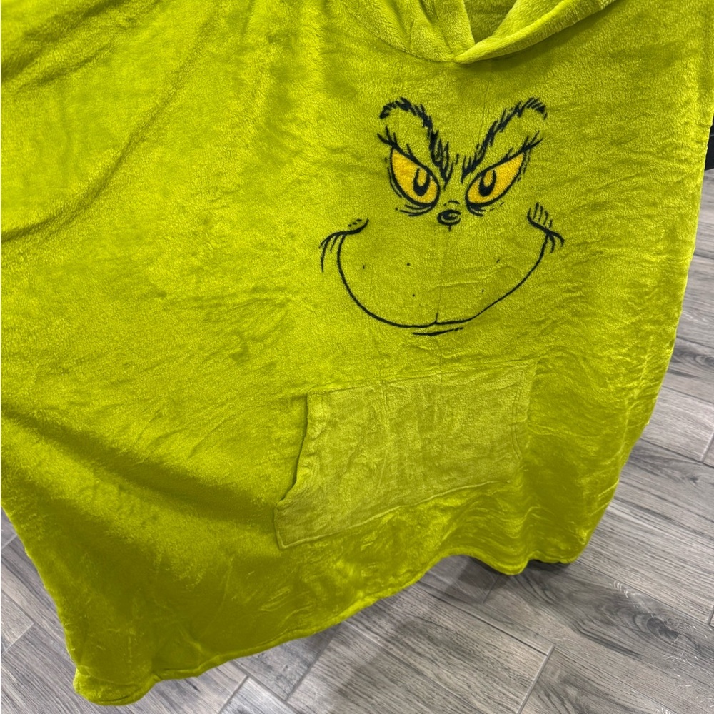Yellow Grinch Hooded Blanket - Picture 6 of 6